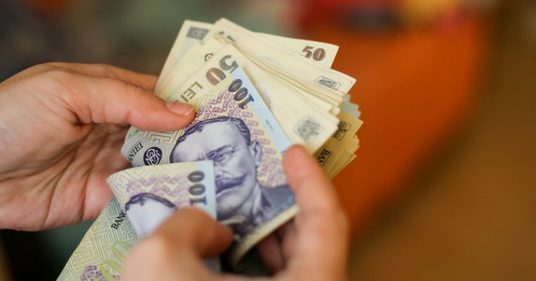 Bani de la stat pentru elevii de nota 10. Ce sume vor primi aceștia