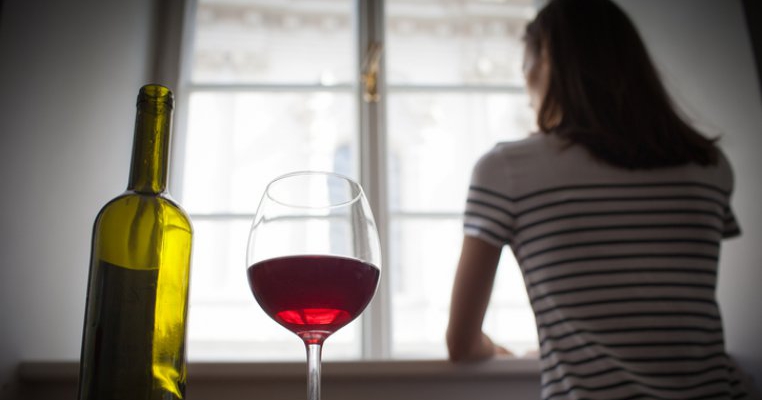 Consumul de alcool a crescut cu 325% printre mămici în timpul pandemiei
