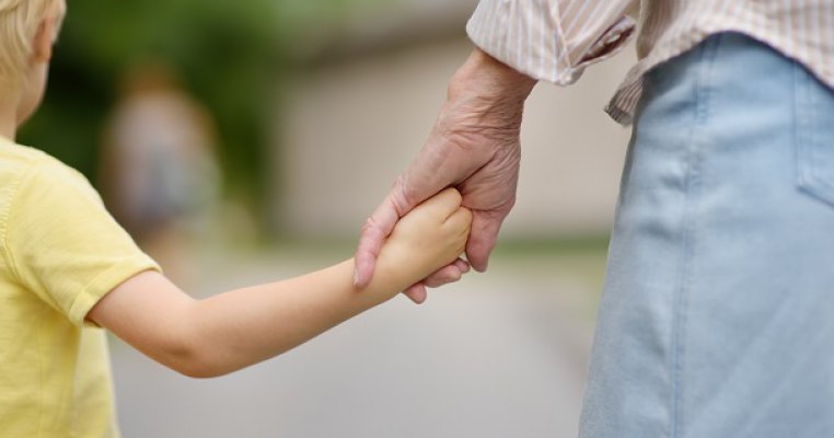Ceartă între doi copii de 7 ani într-un parc din Iași. Părinții unuia dintre ei i-au bătut pe celălalt copil și pe bunica lui