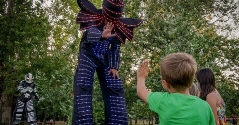 A început KINOdiseea Open Air – filme, spectacole ateliere și târg până pe 12 septembrie, în Parcul Plumbuita