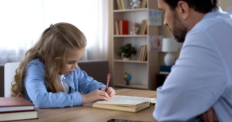 Parenting-ul „sânge de pui”, noua metodă de educație care distruge copilăria celor mici