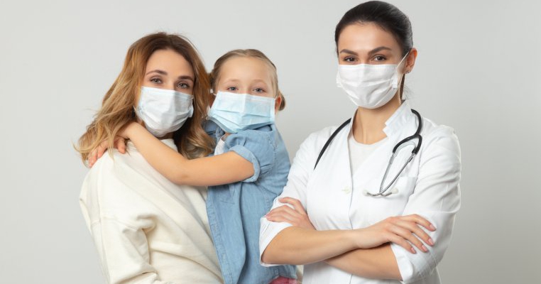 Lege nouă: părinții cu SARS-CoV-2 vor putea fi tratați în secțiile de pediatrie unde se află internați și copiii lor