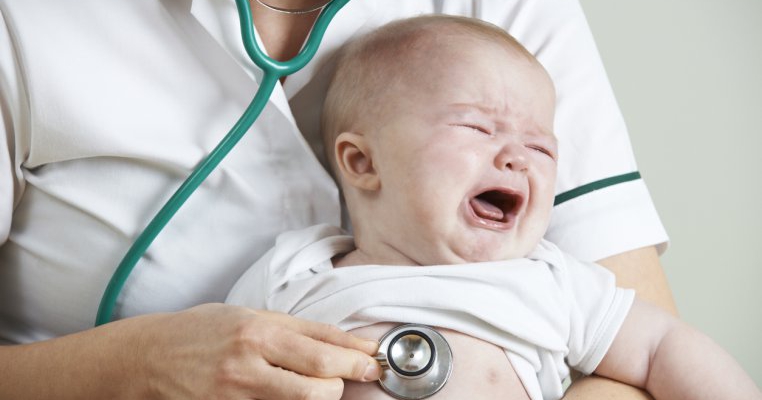 Bebelușul tău are o criză puternică de plâns? Când trebuie să te duci la medic