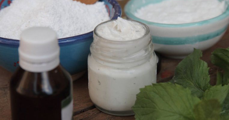 Ce beneficii are combinatia bicarbonat-ulei de cocos