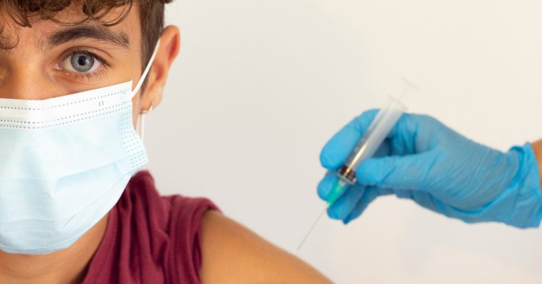 Un copil de 12 ani s-a vaccinat împotriva voinței tatălui său. Justiția i-a dat dreptate copilului