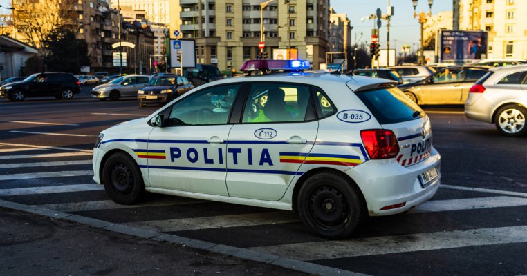 O fetiță de doi ani care își înghițise limba a fost salvată de doi polițiști din Pitești