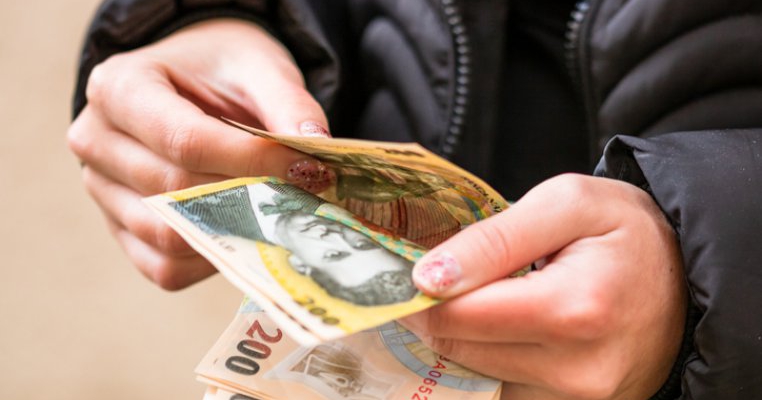 Mai mulți bani pentru elevi! Guvernul a decis să dubleze sumele din semestrul 2 al acestui an școlar