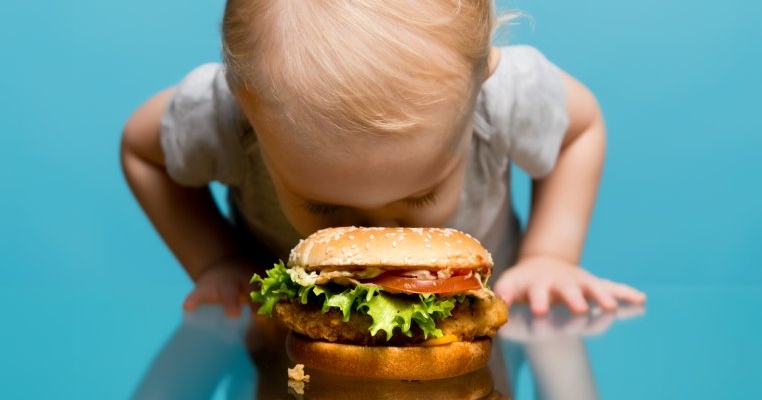 Îi dau fetiței mele fast-food de când era bebeluș