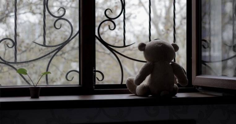 „De ce m-ai făcut și de ce m-ai lăsat?”. Durerea sutelor de copii abandonați din România