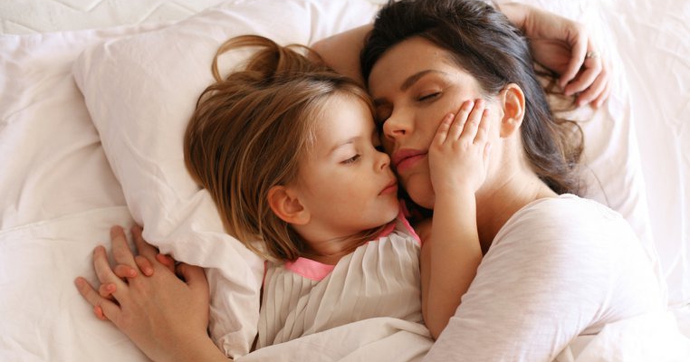 "Încet! Mami, doarme!" Vorbele fetițelor care au fost găsite lângă mama lor moartă. Ce au descoperit polițiștii