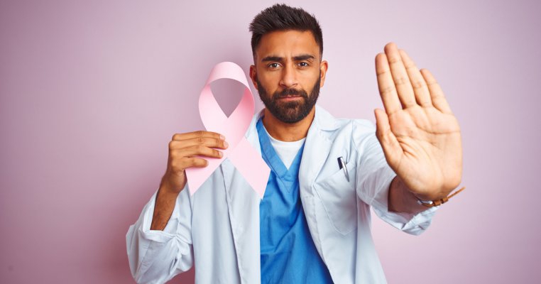 Dragi bărbați, iată cum să vă comportați cu sânii partenerelor voastre ca să preveniți cancerul de sân