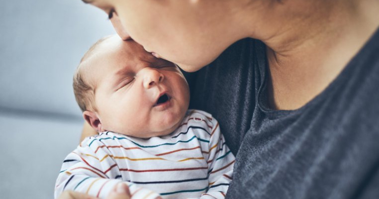 Bebe are colici? Ghidul complet de informare pentru proaspeții părinți