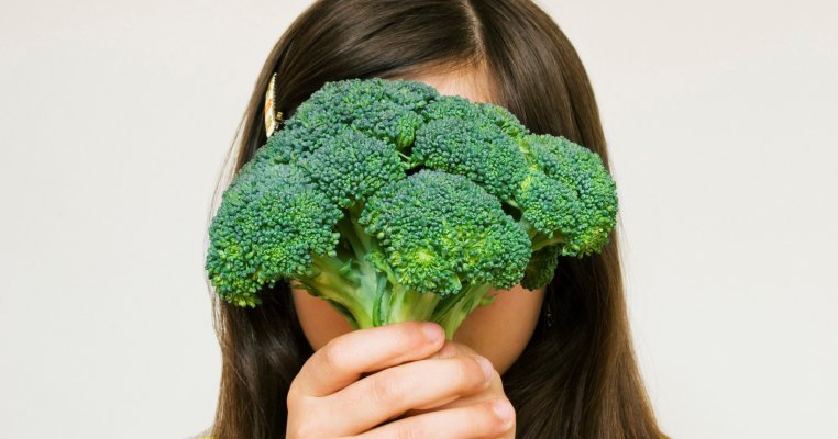 Mami, ajută-mă! Nu vreau să mint. Simt că hrănesc o pată neagră din creier cu broccoli stricat