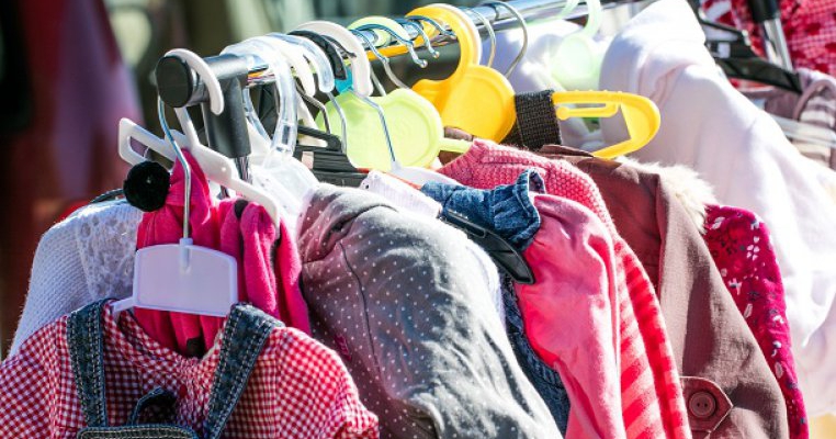 DA sau NU? Este în regulă să folosim haine second hand pentru copii?