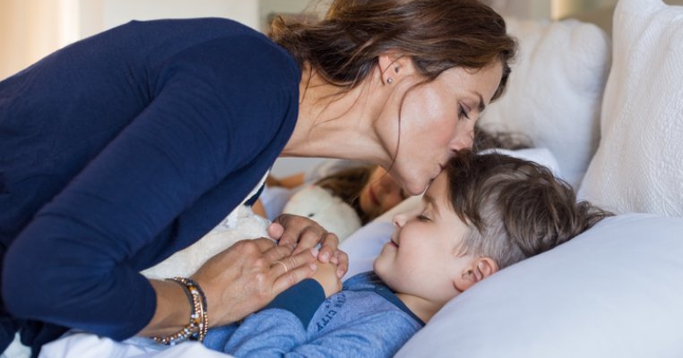 „Mami, dormi cu mine în seara asta?” - Cum răspunzi corect acestei întrebări