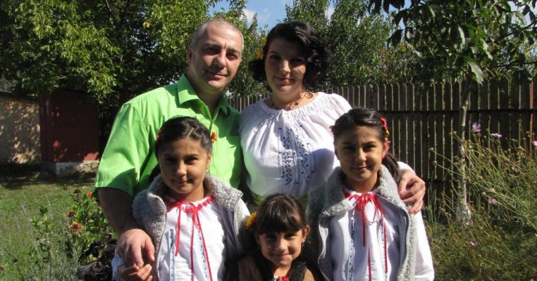 Și-au dorit doi copii blonzi cu ochi albaștri, dar au adoptat trei fetițe de etnie rromă