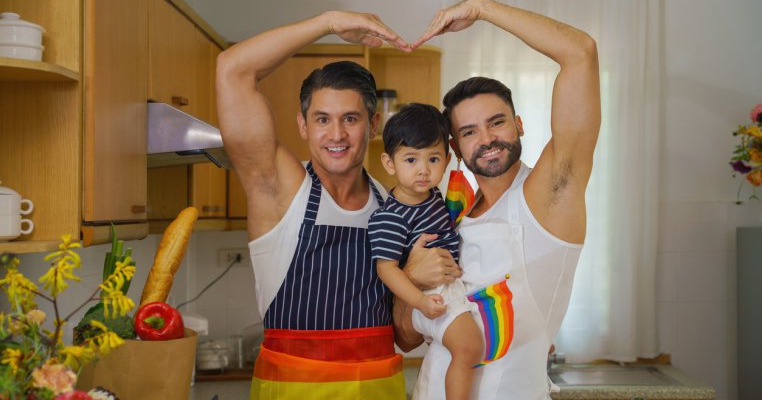Prima adopție gay din România: tatăl adoptiv este profesor universitar în Cluj