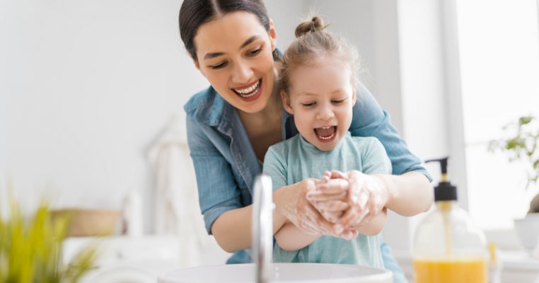 Sănătatea familiei tale contează! 5 criterii care te ajută să alegi săpunul potrivit pentru iarnă