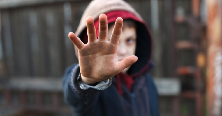 Un angajat DGASPC, acuzat că biciuia copiii de care avea grijă, a fost promovat în funcție de conducere