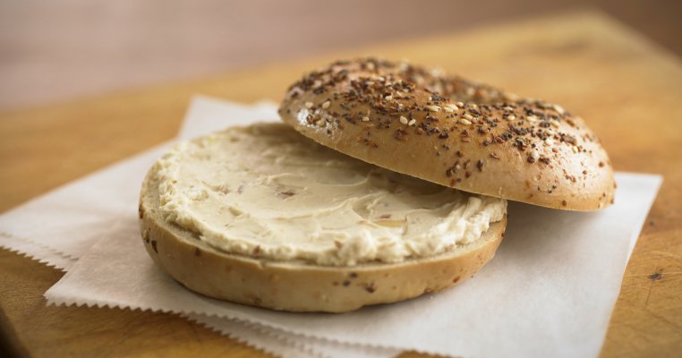 Tartine cu crema de pui si branza Cheddar