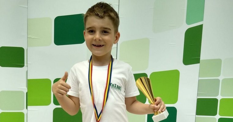 Are doar 7 ani și este cel mai bun jucător de șah din lume! Cine este micul român campion