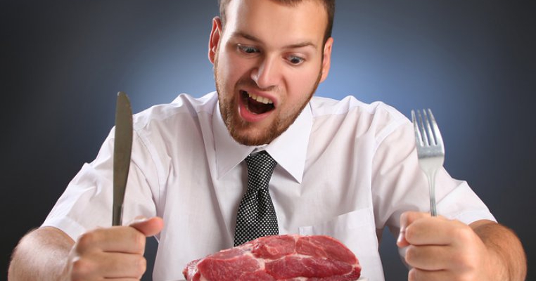 De ce bărbații mănâncă mai multă carne. Un studiu dezvăluie adevărul