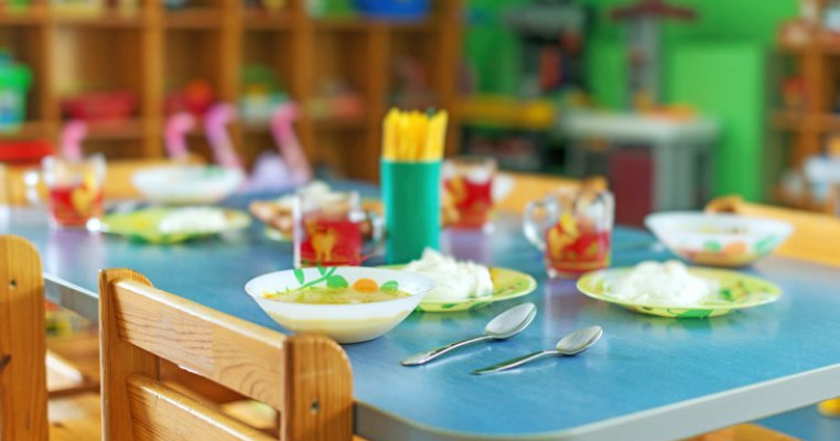 Șefa creșelor din Ploiești acuzată că fură mâncarea copiilor. Ea și 4 educatoare ascundeau alimentele în pod