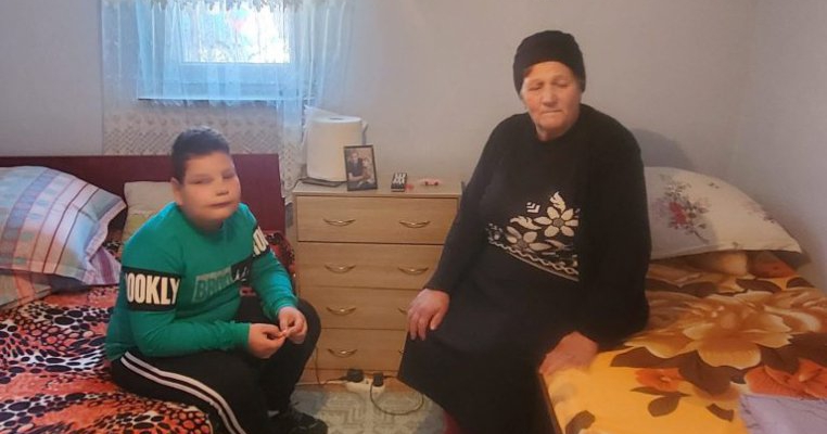 Durere fără margini pentru un copil rămas orfan: „Mami, bunica plânge! Îi e frică că rămânem fără casă”