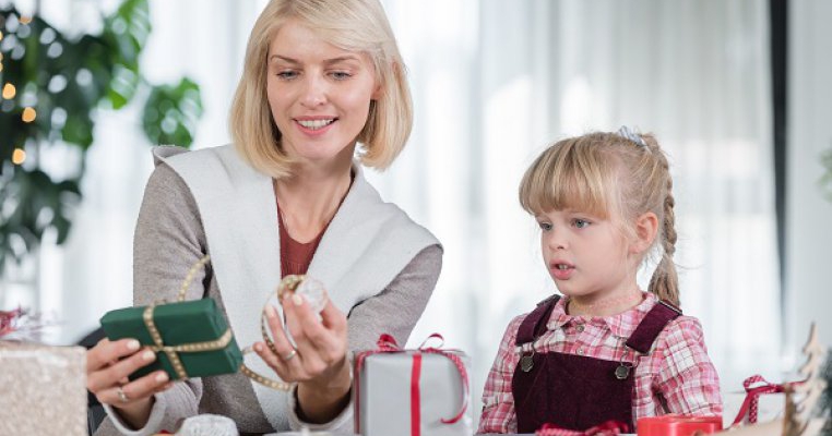 Mama refuza să ne lase să credem în Moș Crăciun pentru că nu este meritul lui pentru cadourile pe care le primim