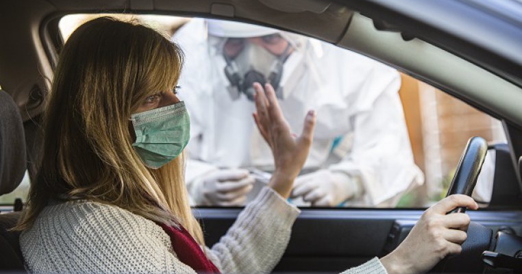 O mamă și-a băgat în portbagaj copilul infectat cu Covid ca să nu se îmbolnăvească și ea
