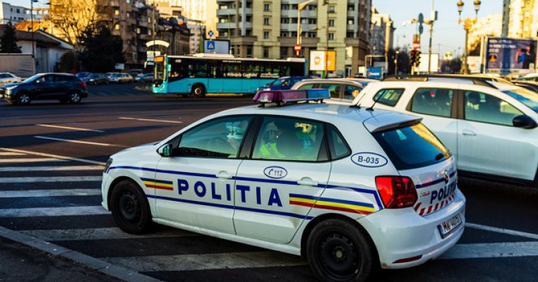 Două fetițe au fost lovite de o mașină a Poliției pe trecerea de pietoni