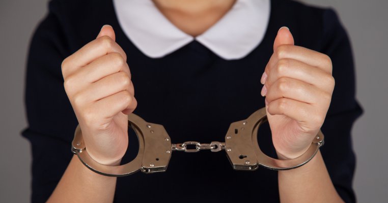 O educatoare din Suceava a agresat sexual 3 fetițe. Ce a făcut tatăl a două dintre ele pentru a se răzbuna
