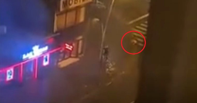 Video: o mamă intră într-o o sală de jocuri de noroc și își lasă fetița în căruciorul care este luat de vânt