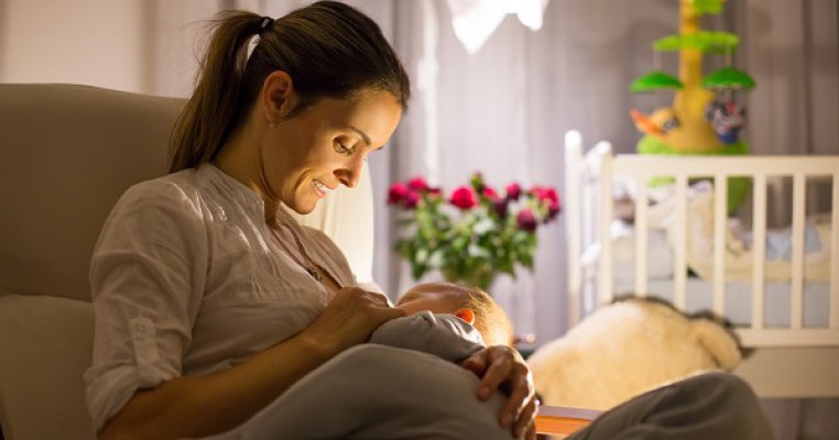 Mami, trezește-te! Mi-e foame! De ce bebelușii au nevoie să fie alăptați în timpul nopții