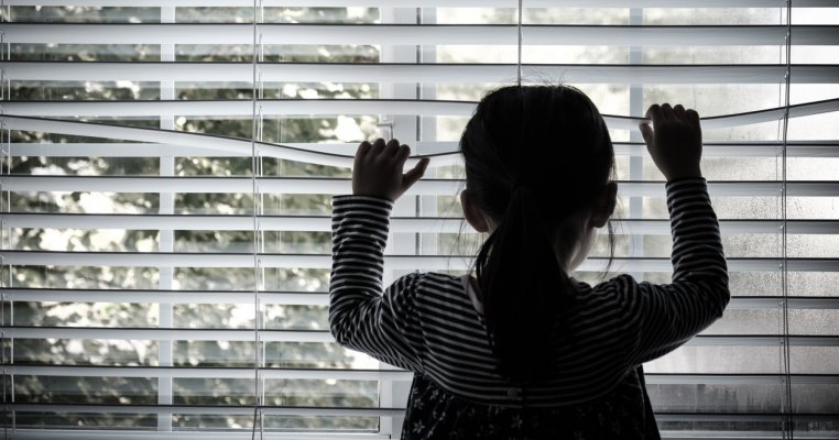 Și-a lăsat copiii singuri acasă în weekend ca să fie cu iubitul ei. Le-a lăsat de mâncare dulciuri și chipsuri