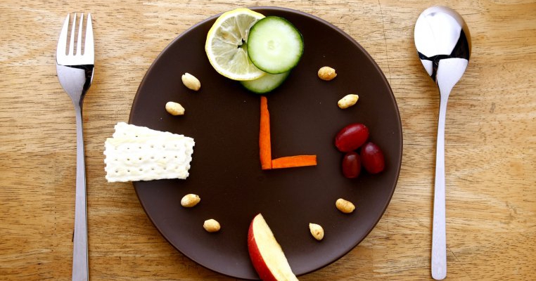 Alimentul pe care nu ar trebui să îl consumi niciodată după prânz dacă vrei să slăbești, potrivit nutriționiștilor