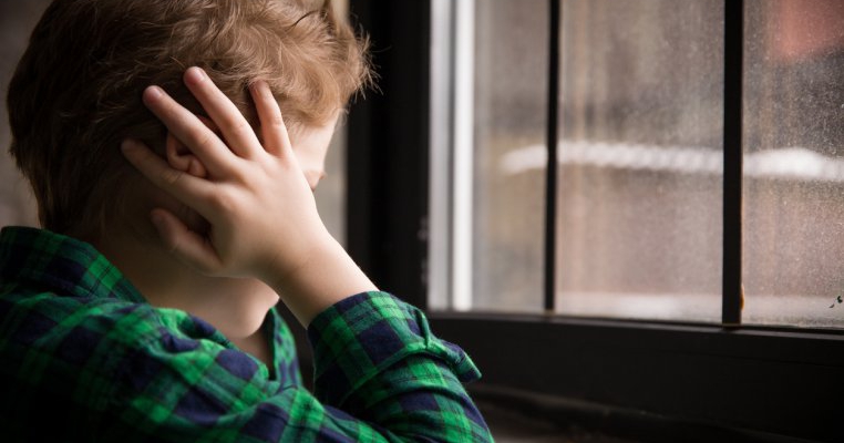 „Dacă fiul dumneavoastră ar fi avut un handicap mai ușor, poate l-am fi putut ajuta”, răspunsul primit de o mamă care a cerut ajutor specializat pentru fiul ei cu autism
