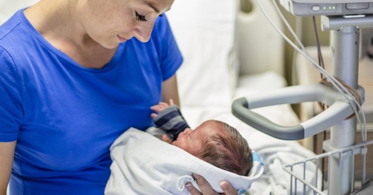 „Am alți copii de adus pe lume, al tău oricum o să moară, deci grăbește-te”. Caz de malpraxis greu de imaginat