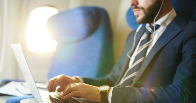 Un milionar a refuzat să stea în avion lângă o mamă și copiii ei. Ce s-a întâmplat apoi este o lecție pentru noi toți