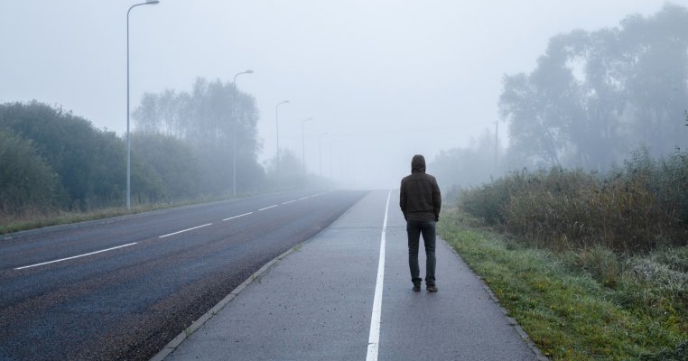Povestea bărbatului care a mers 450 km pe jos pentru a se calma după o ceartă cu soția. La final a primit și o amendă