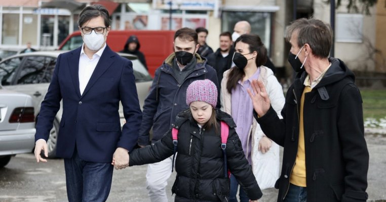 O fetiță de 11 ani cu sindromul Down este dusă la școala chiar de președintele țării, după ce este agresată de colegi