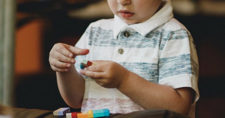 Autism infantil: ce este și din ce cauze apare?