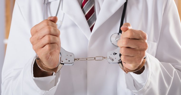Medic de familie fals la Sibiu: a consultat inclusiv un bebeluș de 1 an și 8 luni