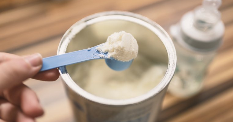 Alertă alimentară în Europa după ce un bebeluș a murit din cauza laptelui praf care conținea Salmonella