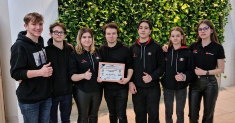 Elevi români prinși în Rusia la un concurs de robotică. Ce au fost obligați să facă și cum au ajuns acasă