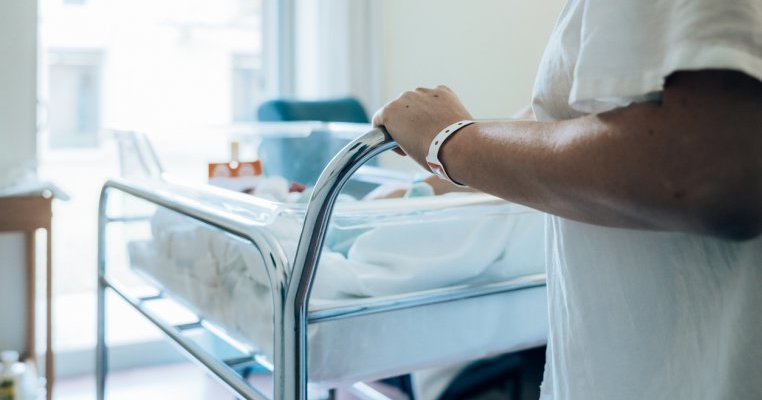 Nu mi s-a dat mâncare în maternitate pentru că nu mi-am alăptat gemenii