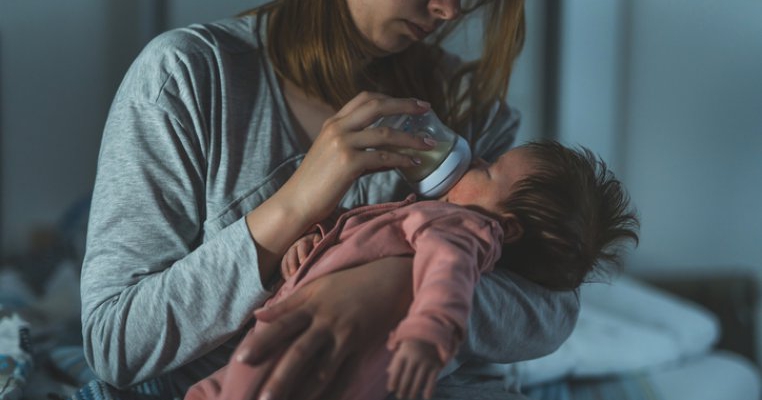 Soțul meu întârzie dinadins cu biberonul de noapte al copilului ca să mă trezesc eu și el să se culce la loc