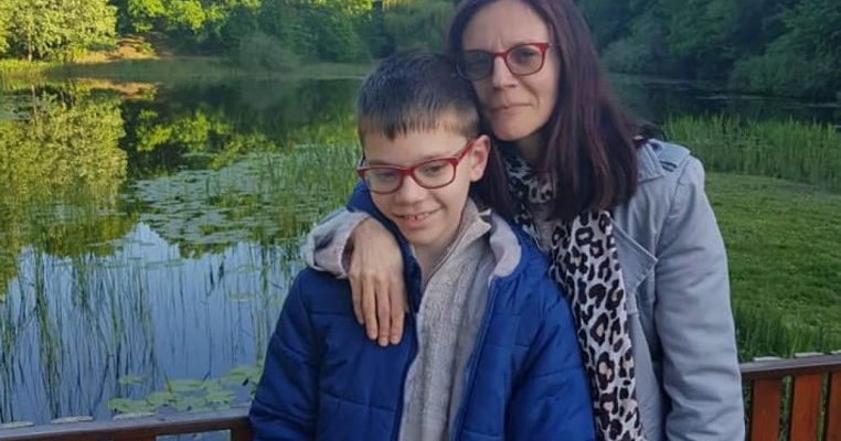 Părinții unui copil cu autism din Botoșani au dat statul în judecată pentru daune morale. Ce sumă au câștigat