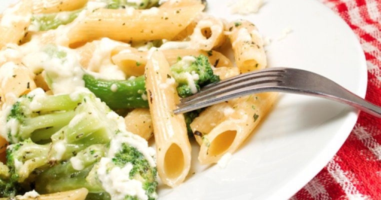 Aripioare de pui cu parmezan si paste cu broccoli