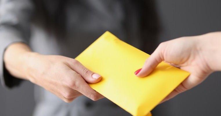 O femeie și-a vândut bebelușul de 9 luni ca să-și plătească datoriile